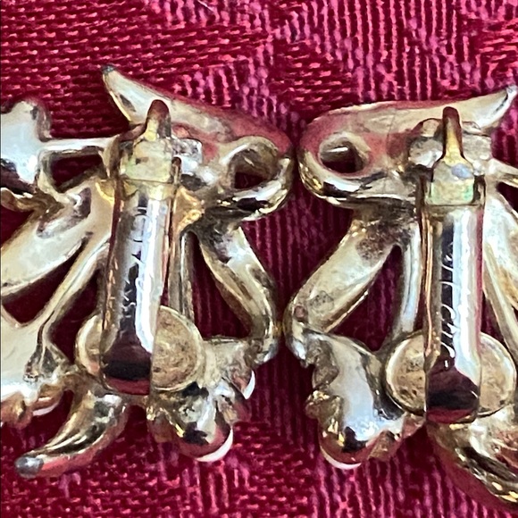 Vintage CORO White Enamel Floral Clip On Earrings - Picture 3 of 7